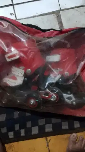 Sepatu roda anak.