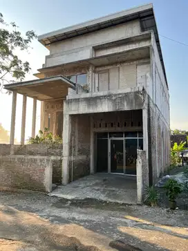 Rumah 2 Lantai Bangunan Baru Karanganyar Solo