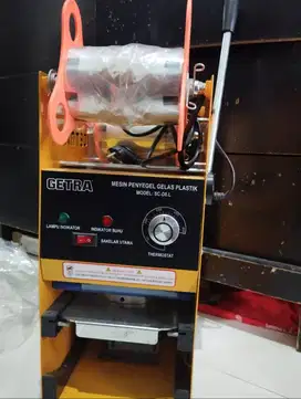 Mesin pres gelas plastik