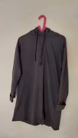 Sweater selutut warna hijau tua