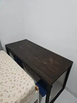 Meja kayu belajar