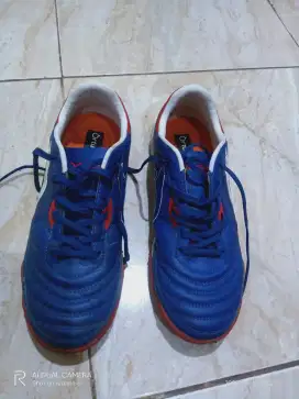 Sepatu futsal anak size 38