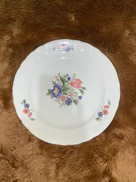 Piring Keramik Vintage Motif Bunga — Si Cantik Jadul yang Manis!