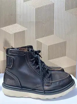 Sepatu moctoe high Merek CAT hitam
