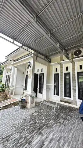 Disewakan Rumah Elegan Besar Dekat Jamtos