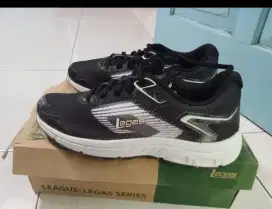 Di jual sepatu olahraga