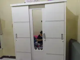 Lemari Pakaian 3 Pintu Warna Putih (Kondisi Sangat Bagus)