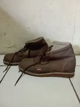 SEPATU BOOTS KICKERS