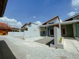 RUMAH SIAP HUNI TANAH LUAS 4 MENIT KE PASAR PRAMBANAN SLEMAN