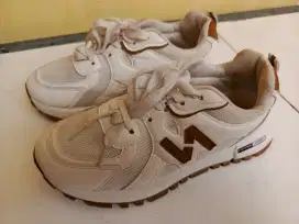 Preloved Sepatu Olahraga Wanita Size 39