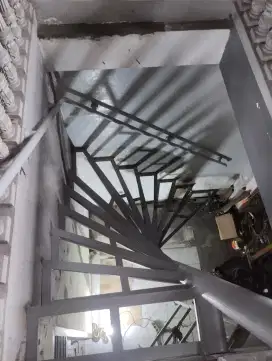 Tangga besi putar