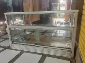 Etalase kaca bekas untuk jualan