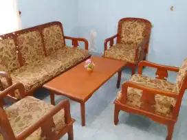 Meja dan kursi ruang tamu
