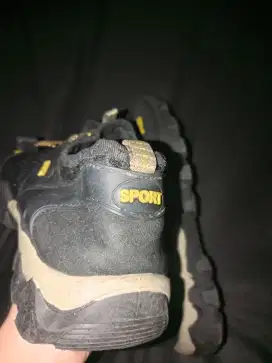Sepatu sport outdoor