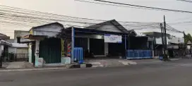 Rumah/kios sampangan nempel jalan raya utama
