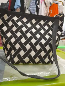 Tas rajut black and white kotak kotak