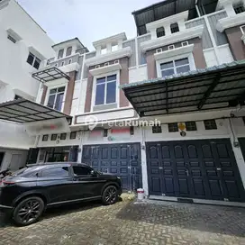 DIJUAL TOWNHOUSE JALAN RAKYAT KOMPLEK PERMATA SAPHIRE - KRAKATAU