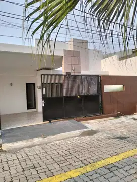 RUMAH WIGUNA TIMUR KONDISI BAGUS TERAWAT, ADA TAMAN DEPAN BELAKANG