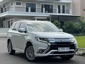 MITSUBISHI OUTLANDER PHEV 2019 PUTIH LIKE NEW ISTIMEWA