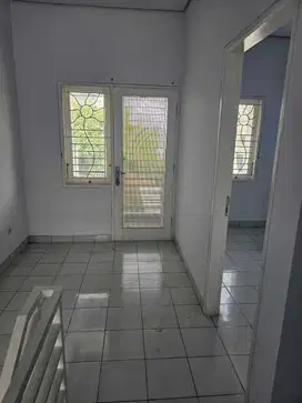 O DIJUAL RUMAH TINGGAL 2 LANTAI PERUM ROYAL 1 CLUSTER MAHONI