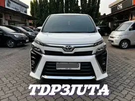 TOYOTA VOXY AT 2018 WHITE