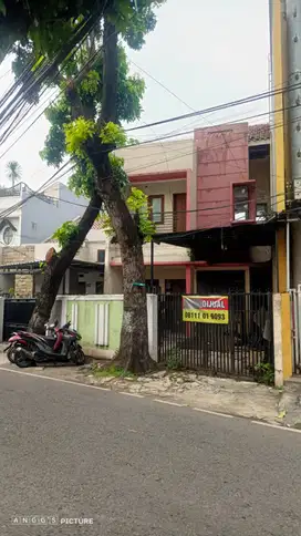 Rumah 2 Lantai Pinggir Jalan Raya Condet, Hanya 1 M-an (4 Kamar Tidur)