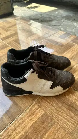 Sepatu casual pria LV 42