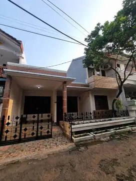 Kontrakan / Disewakan Tahunan Rumah di Cinere Blok D, Jakarta Selatan