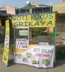 berjualan roti di kaki lima
