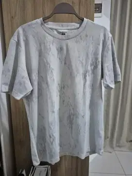 Uniqlo Dry fit shirt - putih dengan corak