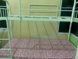 Ranjang tingkat besi