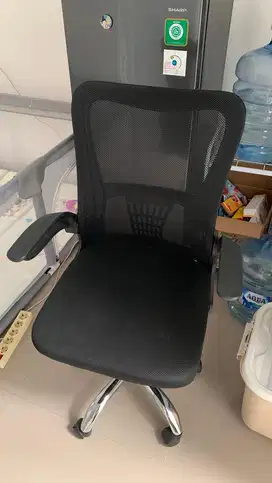 Kursi kerja ergonomis merk Deli