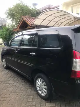 DIJUAL SEGERA TOYOTA KIJANG INNOVA 2.0 V BENSIN A/T TH 2012 HITAM