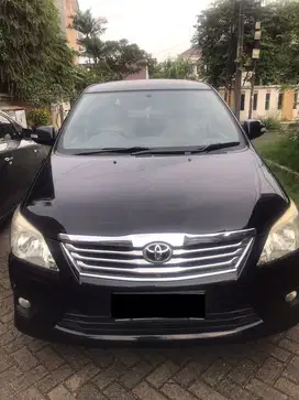 DIJUAL SEGERA TOYOTA KIJANG INNOVA 2.0 V BENSIN A/T TH 2012 HITAM