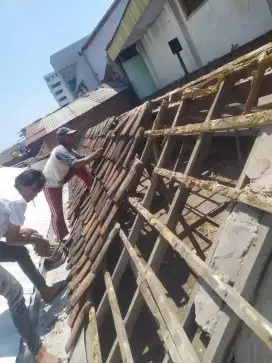 Tukang bongkar pasang atap, kramik, plafon pvc,plafon gipsum,