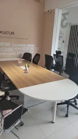 Meja kantor untuk meeting