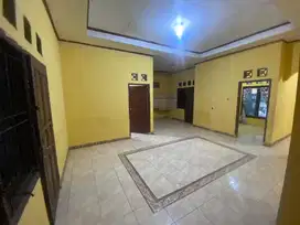 DIJUAL RUMAH DENGAN TANAH LUAS DI MUSTIKA JAYA BEKASI