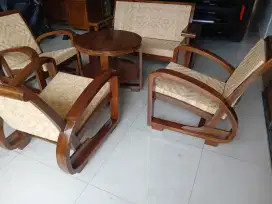 Kursi Sedan Antik Letter D