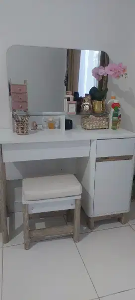 Meja Rias Bekas