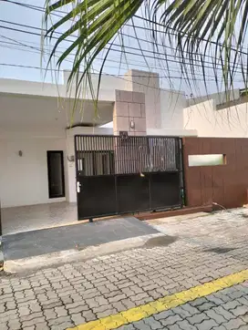 RUMAH WIGUNA TIMUR TERAWAT BAGUS, ADA TAMAN DEPAN BELAKANG