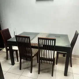 Meja makan minimalis 4 kursi
