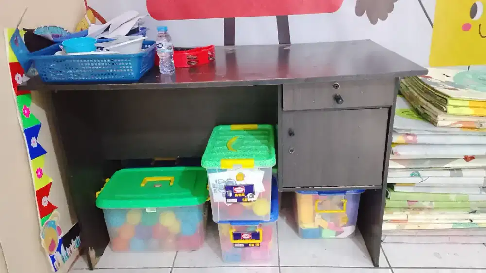 Meja kantor masih prima