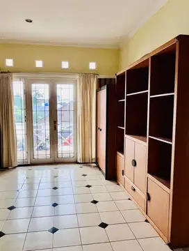 Semi Furnished Lokasi Sangat Strategis Lingkungan Nyaman di Antasari