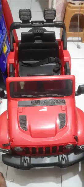 Mobil-mobilan aki bekas M 8288 DUAL