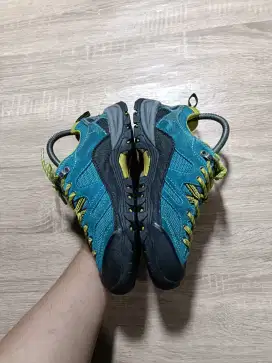 Tracking shoes import no 37