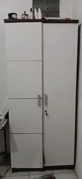 Lemari pakaian 2 pintu