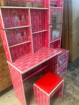 Meja belajar karakter