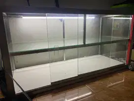 Etlase kaca inc Lampu
