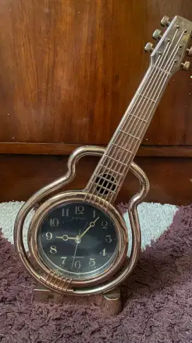 Jam meja model gitar rusak