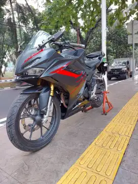 DIJUAL CASH CEPAT NEW HONDA CBR 150R THN 2021 PAJAK IDUP SIAP PAKAI